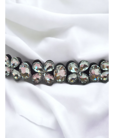 Ozdobny pasek do sukienki na czarnej taśmie z kryształków