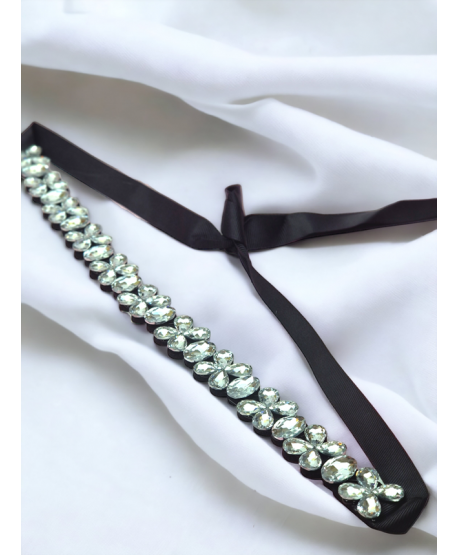 Ozdobny pasek do sukienki na czarnej taśmie z kryształków