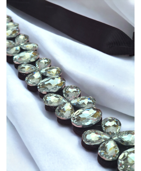 Ozdobny pasek do sukienki na czarnej taśmie z kryształków