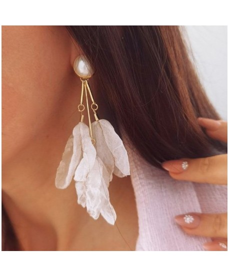 Kolczyki satynowe beżowe z białą perłą