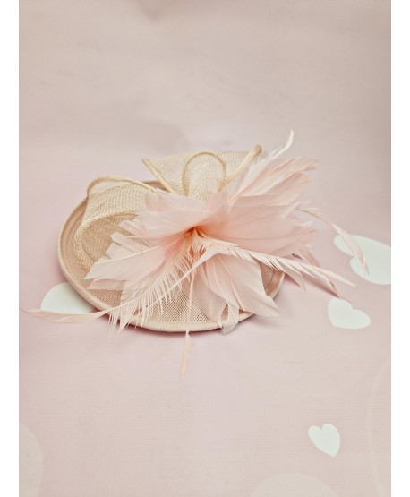 Fascynator toczek pudrowy róż z piórkami