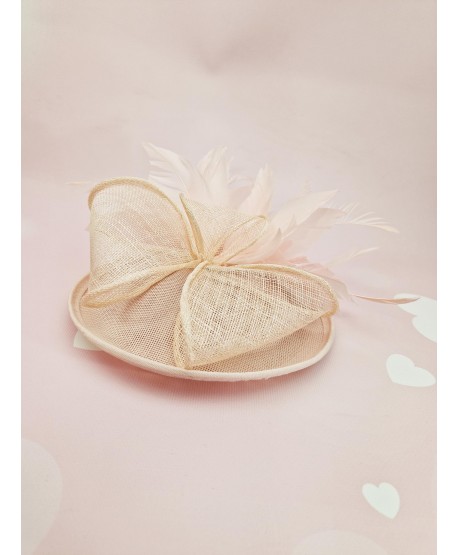 Fascynator toczek pudrowy róż z piórkami