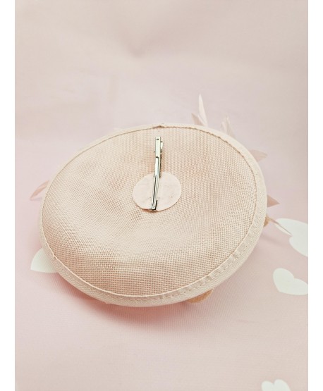 Fascynator toczek pudrowy róż z piórkami