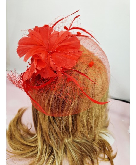 Fascynator toczek czerwony z kwiatem z piór
