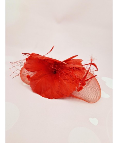 Fascynator toczek czerwony z kwiatem z piór