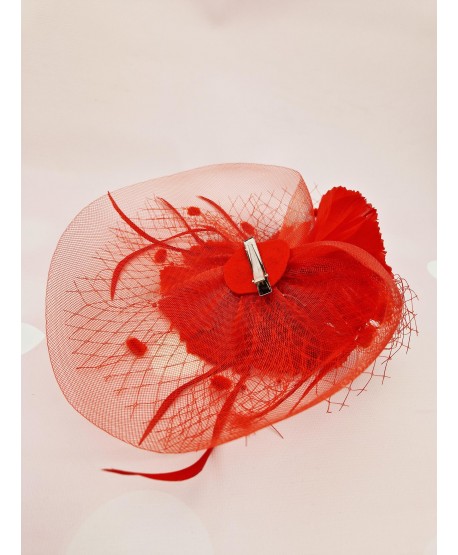Fascynator toczek czerwony z kwiatem z piór