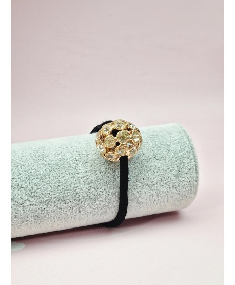 Gumka z okrągłą ozdobą w kolorze złotym