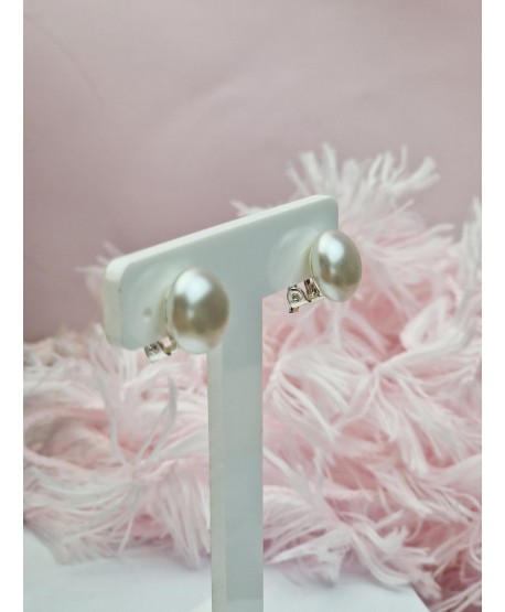 Klasyczne klipsy z białą perłą idealne do każdej stylizacji. Biżuteria Czeska nie zawiera niklu.