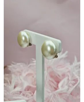Klasyczne klipsy z białą perłą idealne do każdej stylizacji. Biżuteria Czeska nie zawiera niklu.