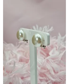 Klasyczne klipsy z białą perłą idealne do każdej stylizacji. Biżuteria Czeska nie zawiera niklu.