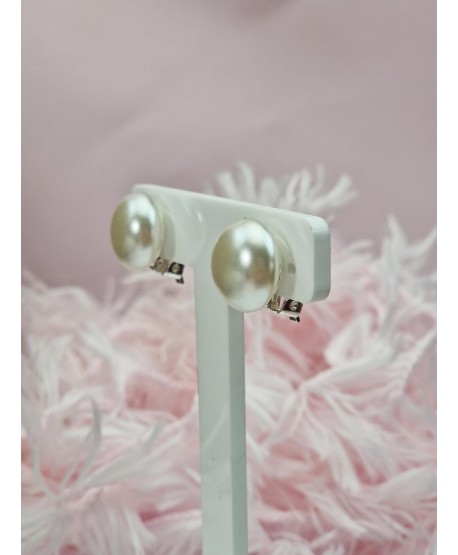 Klasyczne klipsy z białą perłą idealne do każdej stylizacji. Biżuteria Czeska nie zawiera niklu.