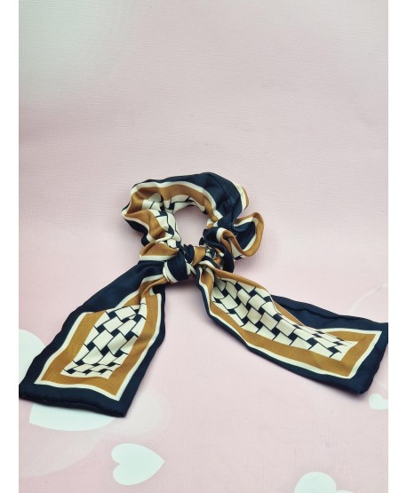 Gumka satynowa scrunchie w krateczkę brązowa