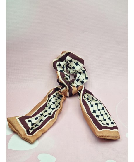 Gumka satynowa scrunchie w krateczkę brązowa