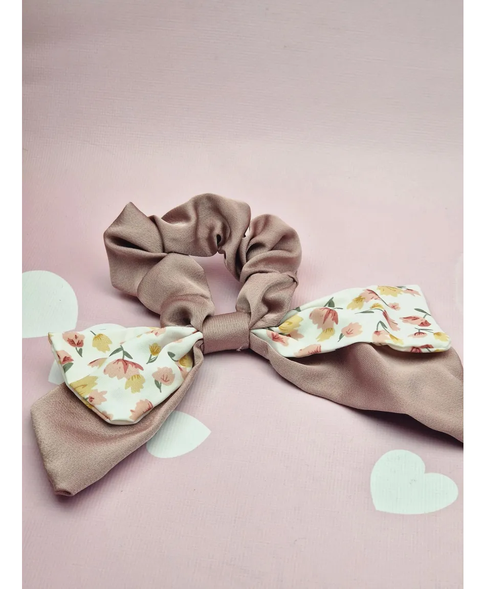 Gumka satynowa scrunchie w urocze kwiatuszki- kolory