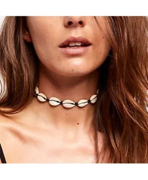 Choker wiązany z muszelek na czarnych rzemykach