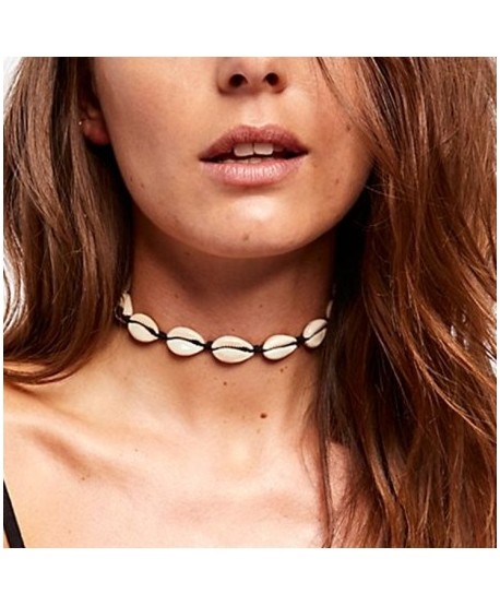 Choker wiązany z muszelek na czarnych rzemykach