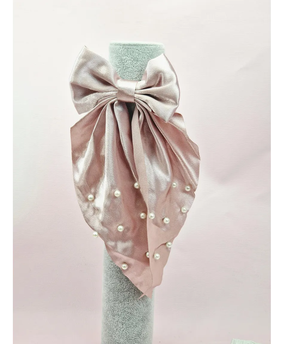 Gumka z satynową kokardką i drobnymi perełkami