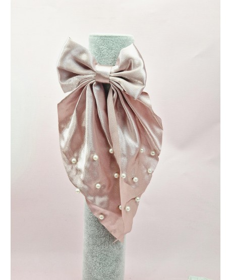 Gumka z satynową kokardką i drobnymi perełkami