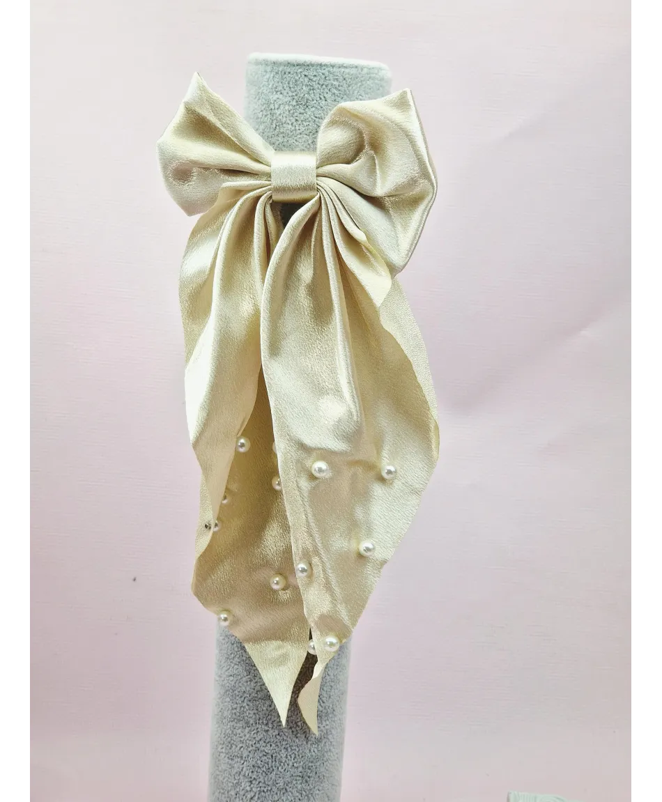 Gumka z satynową kokardką i drobnymi perełkami