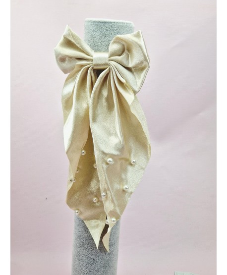 Gumka z satynową kokardką i drobnymi perełkami