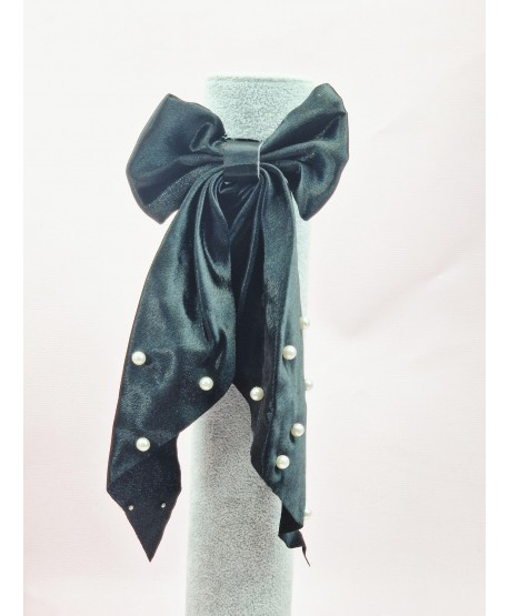 Gumka z satynową kokardką i drobnymi perełkami