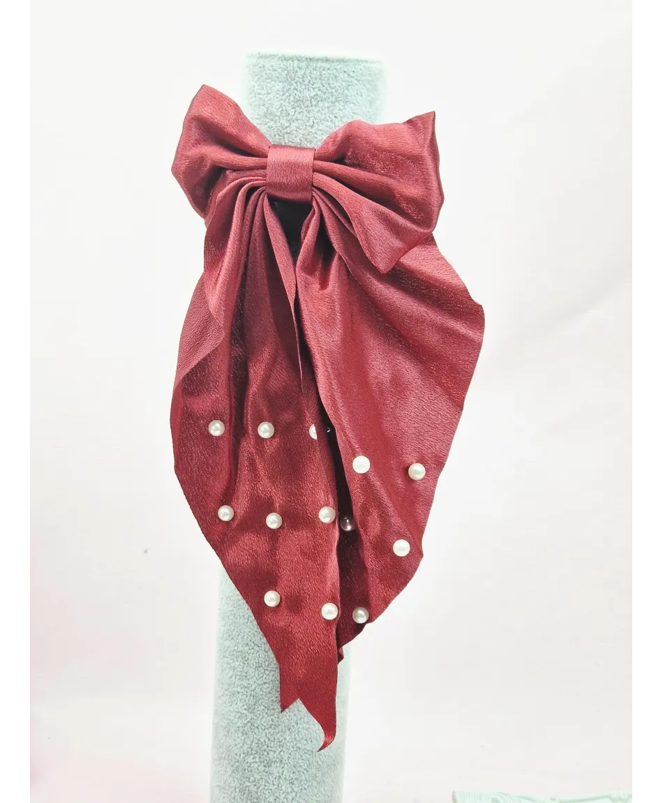 Gumka z satynową kokardką i drobnymi perełkami