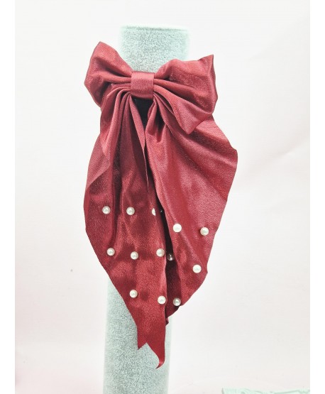 Gumka z satynową kokardką i drobnymi perełkami