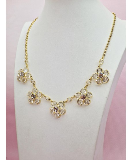 Naszyjnik w kolorze złotym w formie kwiatuszków