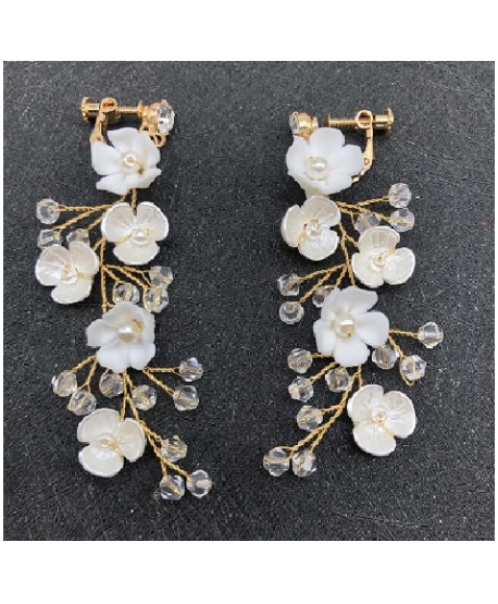Kolczyki złote z białymi kwiatkami