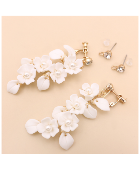 Kolczyki złote z białymi kwiatkami i perełkami