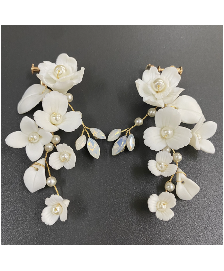 Kolczyki złote z białymi kwiatkami i perełkami