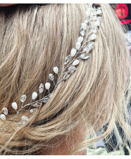 Ozdoba na srebrnym druciku z kryształkami oraz perełkami