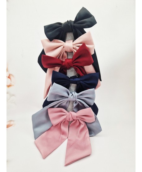 Gumki z wiszącymi kokardkami