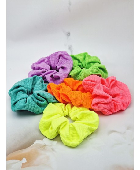 Gumki scrunchie w jaskrawych kolorach