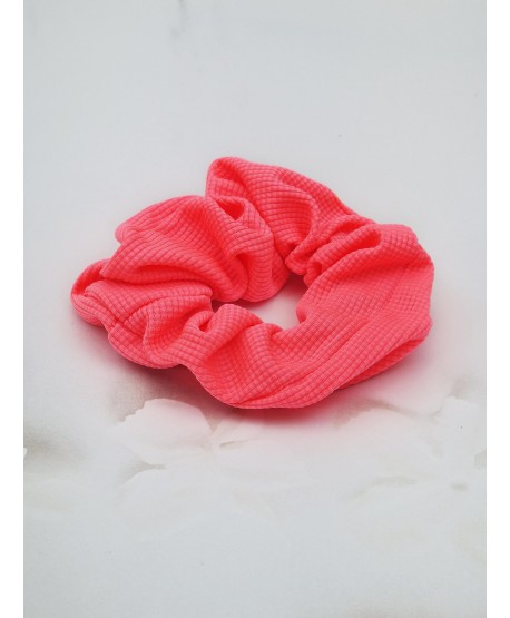 Gumki scrunchie w jaskrawych kolorach