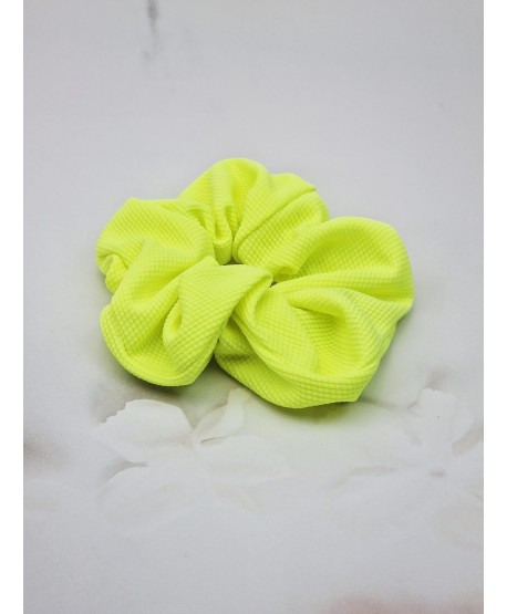 Gumki scrunchie w jaskrawych kolorach