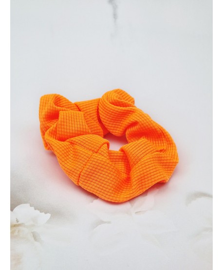 Gumki scrunchie w jaskrawych kolorach