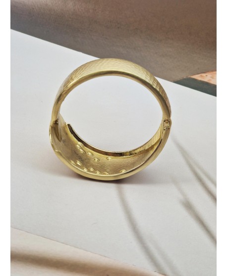 Bransoletka mankietowa złota matowiona z kryształkami