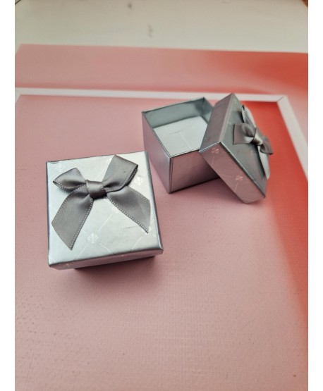 Opakowanie prezentowe małe srebrne z kokardką
