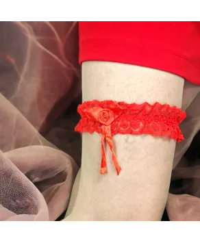 Czerwona podwiązka na studniówkę z różyczką