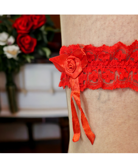 Czerwona podwiązka na studniówkę z różyczką