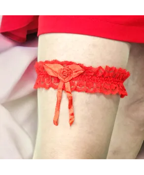 Czerwona podwiązka na studniówkę z różyczką