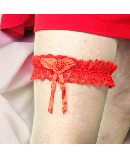 Czerwona podwiązka na studniówkę z różyczką