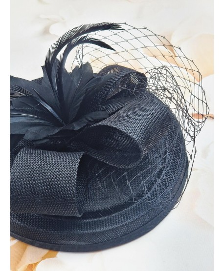 Fascynator toczek czarny z piórkami i woalką