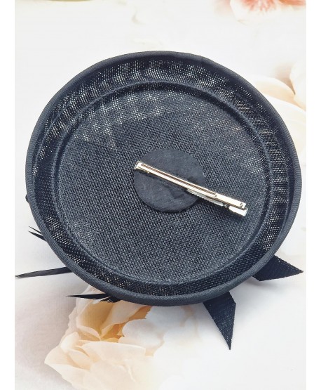 Fascynator toczek czarny z piórkami i woalką