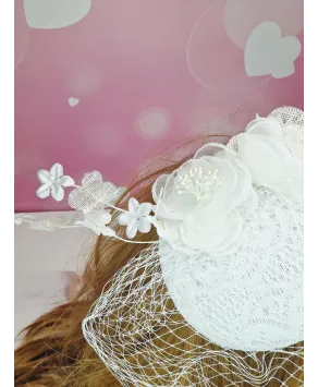 Fascynator toczek biały z kwiatkami i woalką