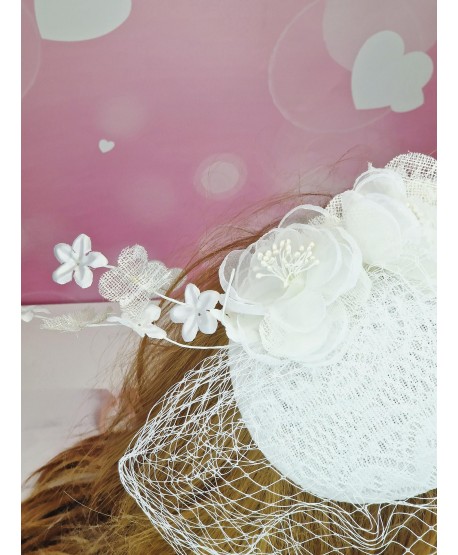 Fascynator toczek biały z kwiatkami i woalką
