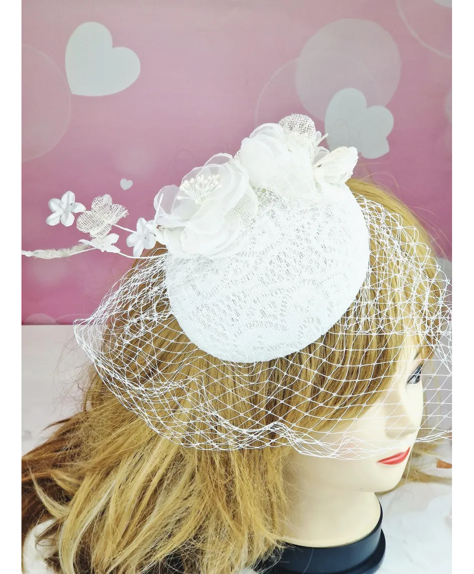 Fascynator toczek biały z kwiatkami i woalką