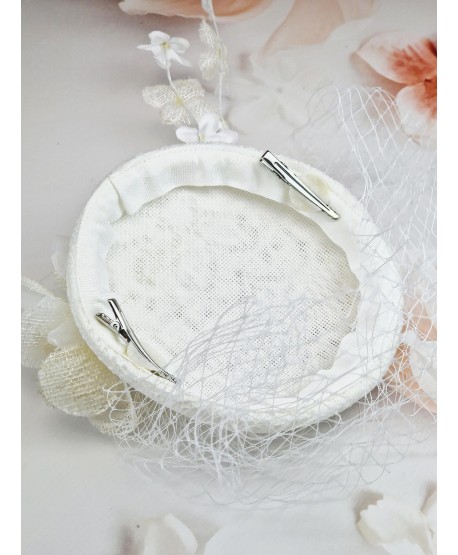 Fascynator toczek biały z kwiatkami i woalką