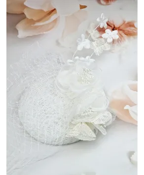 Fascynator toczek biały z kwiatkami i woalką